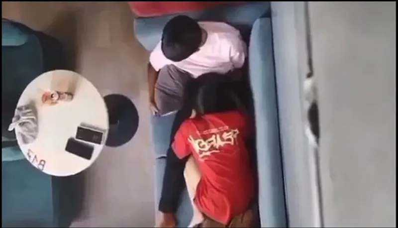 Quay lén em người yêu bú mút cho bạn gái nơi công cộng